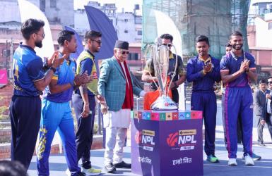 एनपिएलको ट्रफी धरहराबाट अनावरण, नेपालीले चान्स पाएपछि गर्छः प्रधानमन्त्री